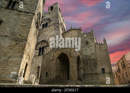 Chiesa cattolica medievel (XIV secolo). Chiesa Matrice a Erice, Sicilia. Foto Stock