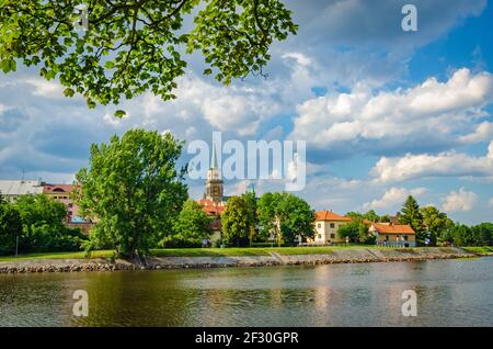 Vista di Nymburk (una città nella regione Boemia centrale della Repubblica Ceca) con la chiesa gotica di San Giles Foto Stock