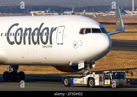 Francoforte, Germania - 16 ottobre 2018: Aereo Condor Boeing 767 all'aeroporto di Francoforte (fra) in Germania. Boeing è un produttore americano di aeromobili h Foto Stock