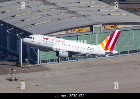 Stoccarda, Germania - 2 settembre 2016: Germanwings Airbus A319 vista aerea all'aeroporto di Stoccarda (Str) in Germania. Airbus è un aereo europeo Foto Stock