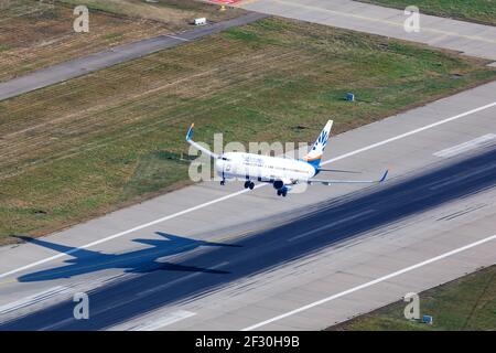 Stoccarda, Germania - 2 settembre 2016: Vista aerea di SunExpress Boeing 737 all'aeroporto di Stoccarda (Str) in Germania. Boeing è un aircra americano Foto Stock