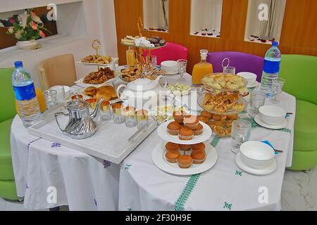 Colazione marocchina con succo d'arancia (harira) uova sode e dolci marocchini. Colazione Ramadan Foto Stock