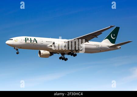 Londra, Regno Unito - 1 agosto 2018: Aereo PIA Pakistan International Boeing 777 all'aeroporto di Londra Heathrow (LHR) nel Regno Unito. Foto Stock