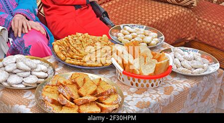 Biscotti marocchini tradizionali serviti durante Ramadan - Almond Briouats Foto Stock