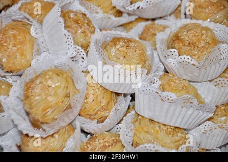 Biscotti marocchini tradizionali serviti durante Ramadan - Almond Briouats Foto Stock