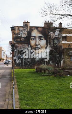 Lord Morpeth pub public House, Bow, East London con voti per le donne Sylvia Pankhurst murale sulla parete Foto Stock