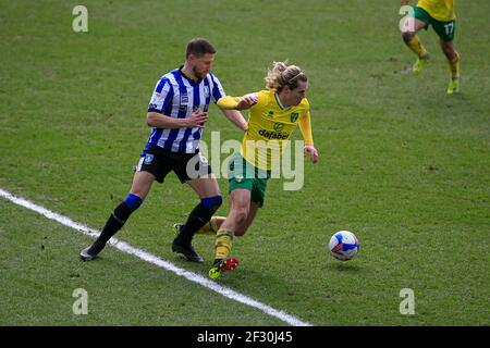 Todd Cantwell N. 14 di Norwich City scudi la palla da Sam Hutchinson N. 6 di Sheffield Wednesday a Sheffield, UK, il 14/2021. (Foto di Conor Molloy/News Images/Sipa USA) Foto Stock