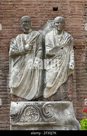 Le antiche statue nelle terme di Diocleziano (Thermae Diocletiani) a Roma. Italia Foto Stock