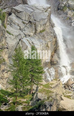 Cascata nelle Alpi Italiane nel Parco Nazionale del Gran Paradiso Foto Stock