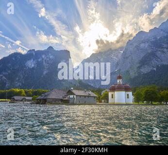 Impressioni bavaresi a Koenigssee, Germania. Con la famosa chiesa di pellegrinaggio di San BartholomÃ¤. Foto Stock