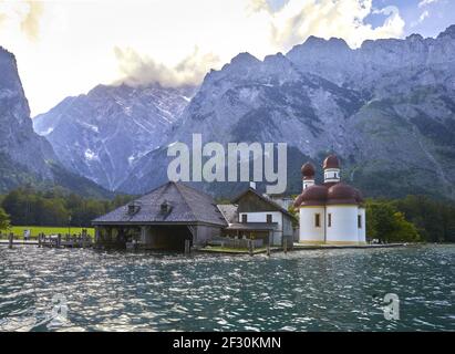 Impressioni bavaresi a Koenigssee, Germania. Con la famosa chiesa di pellegrinaggio di San BartholomÃ¤. Foto Stock