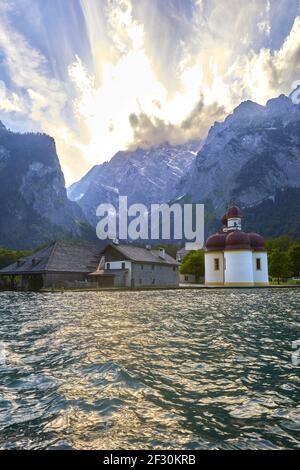 Impressioni bavaresi a Koenigssee, Germania. Con la famosa chiesa di pellegrinaggio di San BartholomÃ¤. Foto Stock