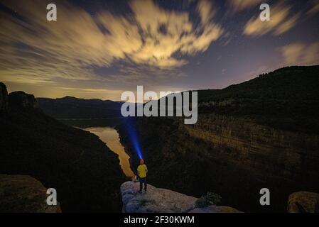 Vista notturna del lago artificiale di Sau dalla scogliera Morro de l'Abella, a Tavertet (Collsacabra, Catalogna, Spagna) Foto Stock