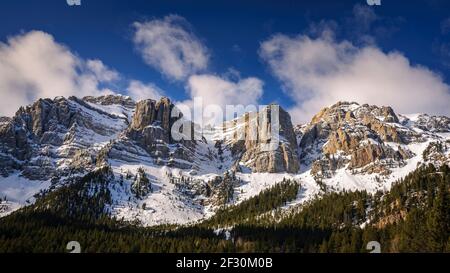 Prat de Cadí e la parete nord della Serra del Cadí in primavera (Cerdanya, Catalogna, Spagna, Pirenei) ESP: Prat de Cadí y la cara norte del Cadí Foto Stock