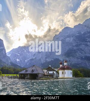 Impressioni bavaresi a Koenigssee, Germania. Con la famosa chiesa di pellegrinaggio di San BartholomÃ¤. Foto Stock