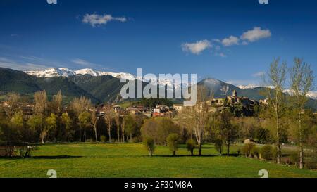 La catena della Serra del Cadí vista dal Bellver de Cerdanya in primavera (Cerdanya, Catalogna, Spagna, Pirenei) Foto Stock