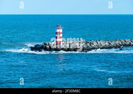 Roter Leuchtturm im Hafen Becken von Ijmuiden bei Amsterdam Foto Stock