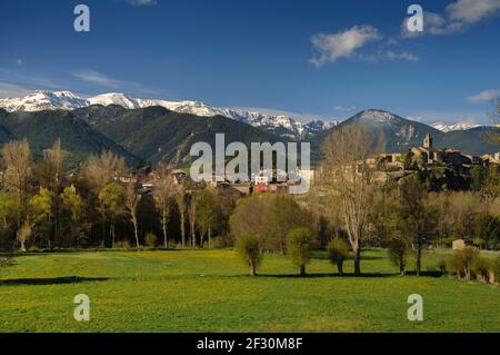 La catena della Serra del Cadí vista dal Bellver de Cerdanya in primavera (Cerdanya, Catalogna, Spagna, Pirenei) Foto Stock