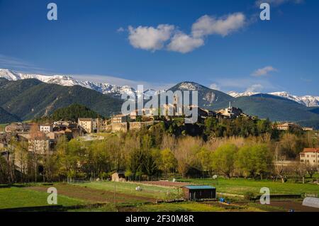 La catena della Serra del Cadí vista dal Bellver de Cerdanya in primavera (Cerdanya, Catalogna, Spagna, Pirenei) Foto Stock