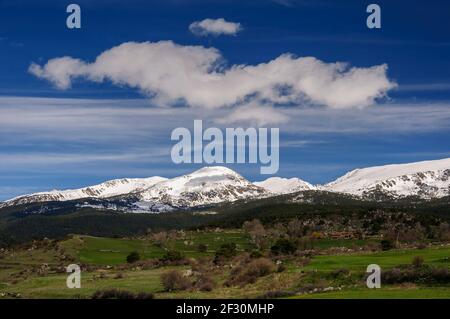 Cime di Tossal de Bovinar e Tossa Plana de Lles viste da Lles de Cerdanya in primavera (Cerdanya, Catalogna, Spagna, Pirenei) Foto Stock