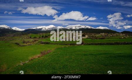 Cime di Tossal de Bovinar e Tossa Plana de Lles viste da Lles de Cerdanya in primavera (Cerdanya, Catalogna, Spagna, Pirenei) Foto Stock