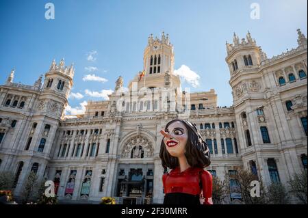 Madrid, Spagna. 14 Marzo 2021. Una figura di presidente regionale di Madrid Isabel Diaz Ayuso con un grosso naso che passa dal municipio durante una dimostrazione a sostegno del sistema sanitario pubblico. I dimostranti protestano contro la gestione della crisi del coronavirus (COVID-19) da parte del presidente regionale Isabel Diaz Ayuso e chiedono le loro dimissioni. Credit: Marcos del Mazo/Alamy Live News Foto Stock