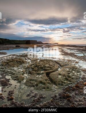 Formazioni rocciose a Saltwick Bay, Whitby Foto Stock