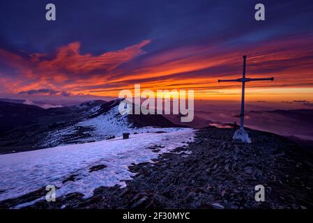 Alba invernale dalla cima Taga (Ripollès, Catalogna, Spagna, Pirenei) ESP: Amanecer desde invertale la cima del Taga (Ripollès, Cataluña, España) Foto Stock