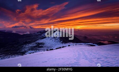 Alba invernale dalla cima Taga (Ripollès, Catalogna, Spagna, Pirenei) ESP: Amanecer desde invertale la cima del Taga (Ripollès, Cataluña, España) Foto Stock