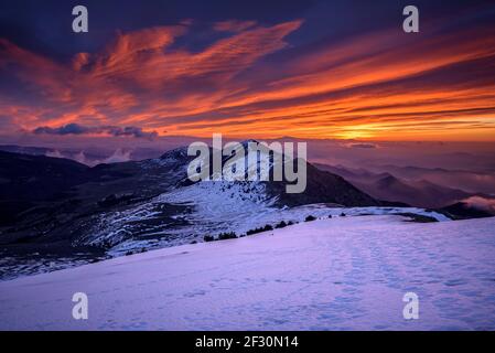 Alba invernale dalla cima Taga (Ripollès, Catalogna, Spagna, Pirenei) ESP: Amanecer desde invertale la cima del Taga (Ripollès, Cataluña, España) Foto Stock