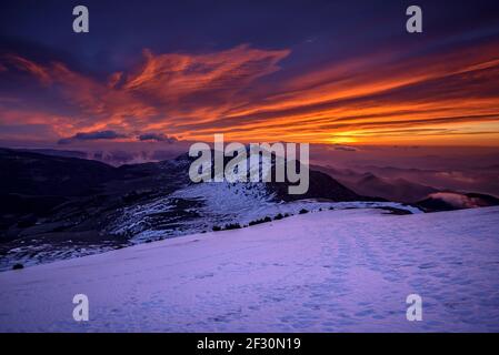 Alba invernale dalla cima Taga (Ripollès, Catalogna, Spagna, Pirenei) ESP: Amanecer desde invertale la cima del Taga (Ripollès, Cataluña, España) Foto Stock