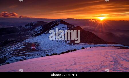 Alba invernale dalla cima Taga (Ripollès, Catalogna, Spagna, Pirenei) ESP: Amanecer desde invertale la cima del Taga (Ripollès, Cataluña, España) Foto Stock