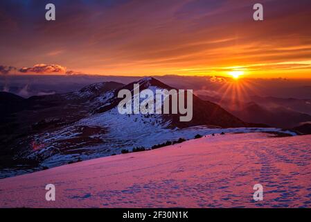 Alba invernale dalla cima Taga (Ripollès, Catalogna, Spagna, Pirenei) ESP: Amanecer desde invertale la cima del Taga (Ripollès, Cataluña, España) Foto Stock