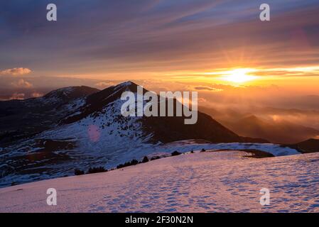 Alba invernale dalla cima Taga (Ripollès, Catalogna, Spagna, Pirenei) ESP: Amanecer desde invertale la cima del Taga (Ripollès, Cataluña, España) Foto Stock