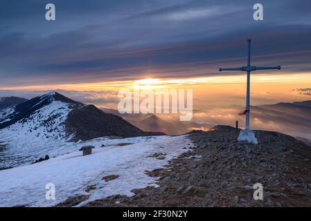 Alba invernale dalla cima Taga (Ripollès, Catalogna, Spagna, Pirenei) ESP: Amanecer desde invertale la cima del Taga (Ripollès, Cataluña, España) Foto Stock