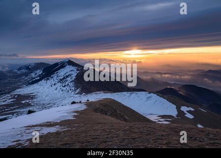 Alba invernale dalla cima Taga (Ripollès, Catalogna, Spagna, Pirenei) ESP: Amanecer desde invertale la cima del Taga (Ripollès, Cataluña, España) Foto Stock