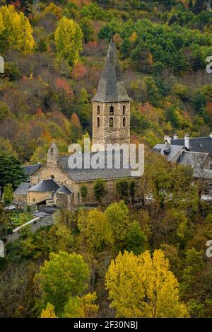 Aran Valley in autunno. In primo piano, il campanile della chiesa di Sant Andreu de Salardú (Pirenei, Catalogna, Spagna) Foto Stock