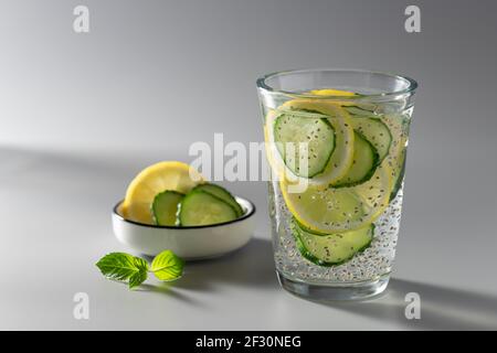 Chia infusa acqua detox con cetriolo e limone in vetro Foto Stock