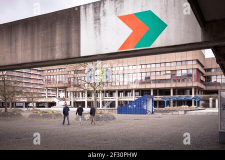 Ruhr University Bochum, piazza di fronte alla Biblioteca Centrale, quasi tutti gli studenti del campus durante la pandemia di Corona, Bochum, Nord Reno-Westfal Foto Stock