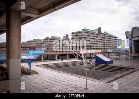 Ruhr University Bochum, piazza di fronte all'audiomax, quasi tutti gli studenti del campus durante la pandemia di Corona, Bochum, Nord Reno-Westfalia, Germ Foto Stock