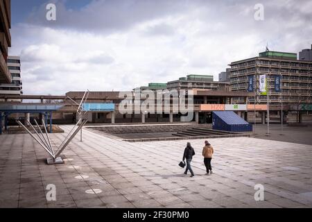 Ruhr University Bochum, piazza di fronte all'audiomax, quasi tutti gli studenti del campus durante la pandemia di Corona, Bochum, Nord Reno-Westfalia, Germ Foto Stock