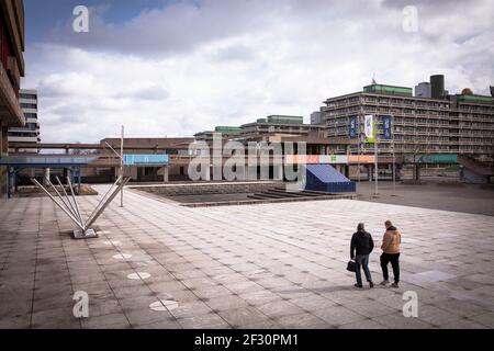 Ruhr University Bochum, piazza di fronte all'audiomax, quasi tutti gli studenti del campus durante la pandemia di Corona, Bochum, Nord Reno-Westfalia, Germ Foto Stock