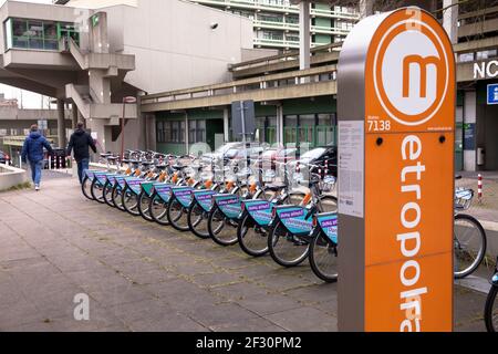 Stazione di bike sharing metropolradruhr nel campus della Ruhr University Bochum, Nord Reno-Westfalia, Germania. Stazione fuer metropolradruhr Miet Foto Stock