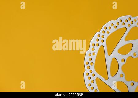Nuovo disco del freno per freni idraulici per biciclette con sfondo giallo e spazio di copia Foto Stock