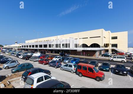 Rodi, Grecia - 13 settembre 2018: Terminal all'aeroporto di Rodi (RHO) in Grecia. Foto Stock