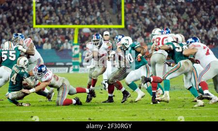 CALCIO NFL A WEMBLEY. MIAMI DELFINI V GIGANTI DI NEW YORK. 28/10/2007. 27 BRANDON JACOBS RUNNING BACK CON PALLA. IMMAGINE DAVID ASHDOWN Foto Stock