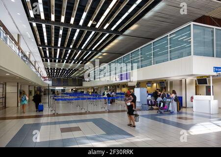 Rodi, Grecia - 13 settembre 2018: Terminal all'aeroporto di Rodi (RHO) in Grecia. Foto Stock