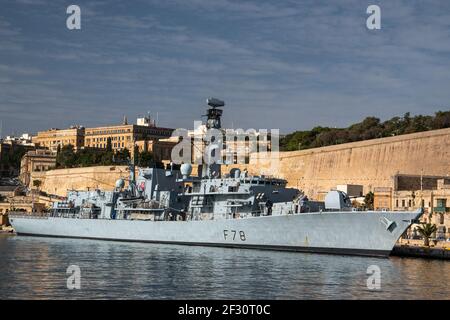 HMS Kent è una fregata di classe duca di tipo 23 della Royal Navy, e la dodicesima nave a portare il nome. Attraccato nel Grand Harbour, la Valletta, Malta. Foto Stock