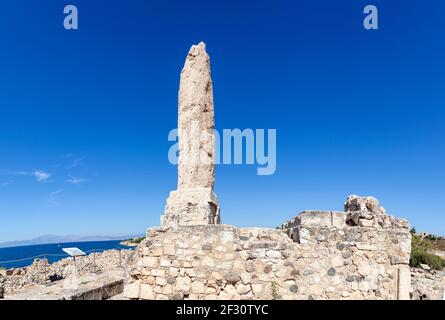 Antica isola Egina, vista sul sito archeologico di Kolona dove rimane un pilastro del tempio arcaico di Apolo, l'antico dio greco della luce. Foto Stock