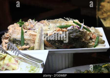 Pesce al forno su un vassoio al buffet Foto Stock